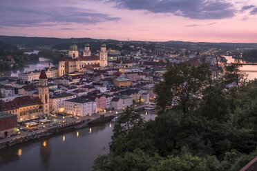 Deutschland, Bayern, Passau, Stadtansicht am Abend - HAMF00374