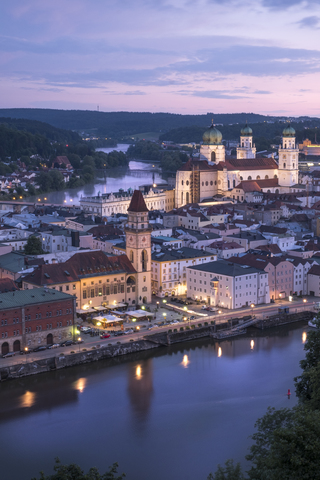 Deutschland, Bayern, Passau, Stadtansicht am Abend, lizenzfreies Stockfoto