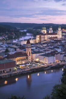 Deutschland, Bayern, Passau, Stadtansicht am Abend - HAMF00375