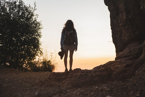 Rückansicht einer Frau auf einem Wanderausflug mit Blick auf den Sonnenuntergang - AFVF01584