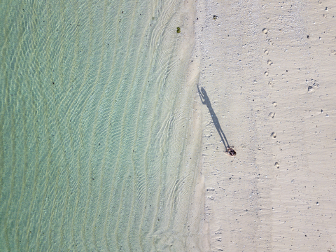 Indonesien, Bali, Luftaufnahme des Karma Kandara Strandes, Frau steht am Strand, lizenzfreies Stockfoto