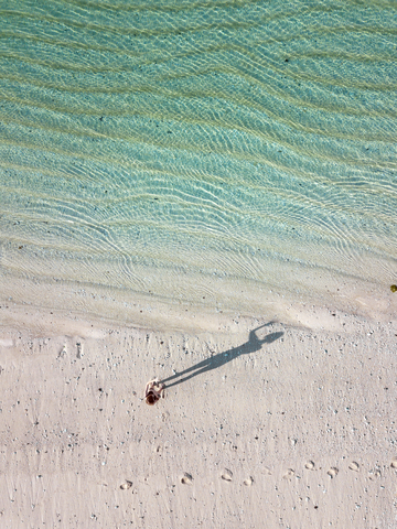 Indonesien, Bali, Melasti, Luftaufnahme des Karma Kandara Strandes, Frau steht am Strand, lizenzfreies Stockfoto