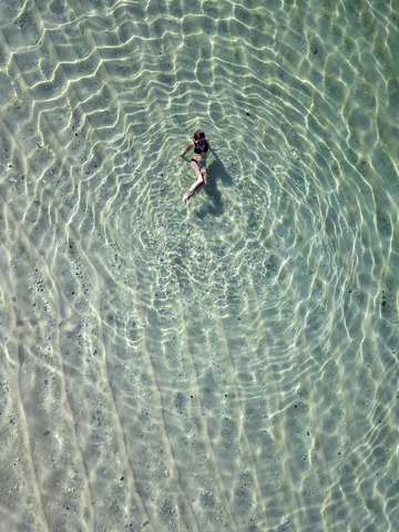 Indonesien, Bali, Melasti, Luftaufnahme von Karma Kandara Strand, Frau im Wasser, lizenzfreies Stockfoto