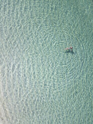Indonesien, Bali, Melasti, Luftaufnahme von Karma Kandara Strand, Frau im Wasser - KNTF01659