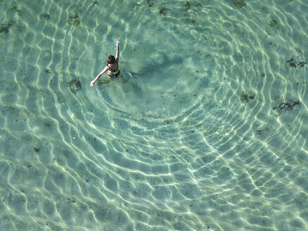 Indonesien, Bali, Melasti, Luftaufnahme des Karma Kandara Strandes, eine Frau im Wasser - KNTF01661