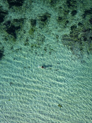 Indonesien, Bali, Melasti, Luftaufnahme von Karma Kandara Strand, Frau im Wasser - KNTF01663