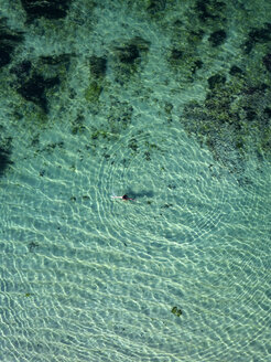 Indonesien, Bali, Melasti, Luftaufnahme von Karma Kandara Strand, Frau im Wasser - KNTF01663