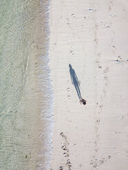 Indonesien, Bali, Luftaufnahme des Karma Kandara Strandes, Frau steht am Strand - KNTF01667