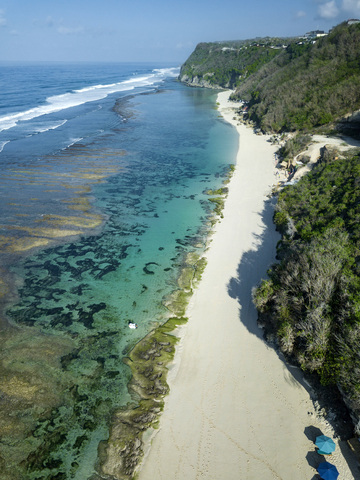 Indonesien, Bali, Luftaufnahme des Strandes Karma Kandara, lizenzfreies Stockfoto