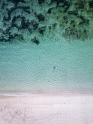 Indonesien, Bali, Melasti, Luftaufnahme des Strandes Karma Kandara, schwimmende Frau - KNTF01680