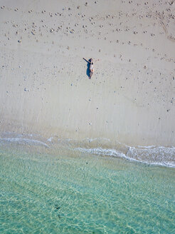 Indonesien, Bali, Melasti, Luftaufnahme des Karma Kandara Strandes, Frau liegt am Strand - KNTF01691