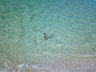 Indonesien, Bali, Melasti, Luftaufnahme von Karma Kandara Strand, Frau geht ins Wasser - KNTF01695