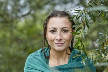 Porträt einer sommersprossigen jungen Frau mit nassem Gesicht und in ein Handtuch gewickelten Haaren - PNEF00895