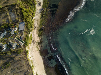 Indonesien, Bali, Luftaufnahme von Bingin Strand - KNTF01700