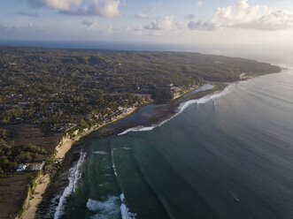 Indonesien, Bali, Luftaufnahme von Bingin Strand - KNTF01701