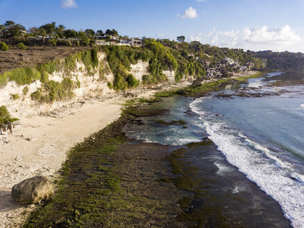 Indonesien, Bali, Luftaufnahme von Bingin Strand - KNTF01702