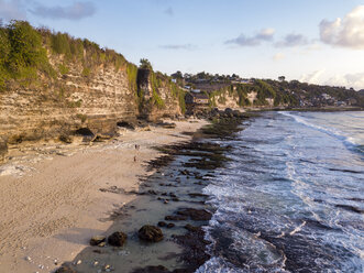 Indonesien, Bali, Luftaufnahme von Bingin Strand - KNTF01703