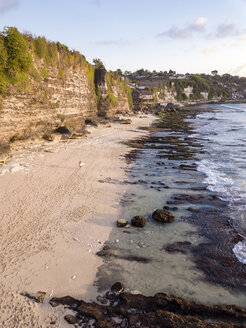 Indonesien, Bali, Luftaufnahme von Bingin Strand - KNTF01704