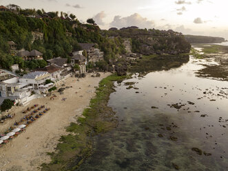 Indonesien, Bali, Luftaufnahme des Strandes von Bingin am Abend - KNTF01709