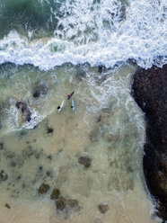 Indonesien, Bali, Luftaufnahme von Dreamland Beach, drei Surfer von oben - KNTF01737