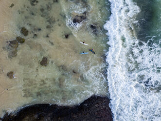 Indonesien, Bali, Luftaufnahme von Dreamland Beach, drei Surfer von oben - KNTF01740