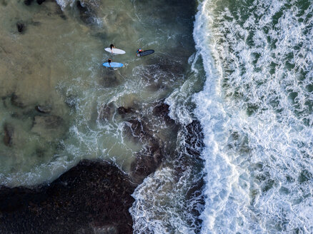 Indonesien, Bali, Luftaufnahme von Dreamland Beach, drei Surfer von oben - KNTF01741