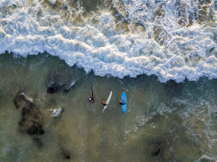 Indonesien, Bali, Luftaufnahme von Dreamland Beach, drei Surfer von oben - KNTF01742