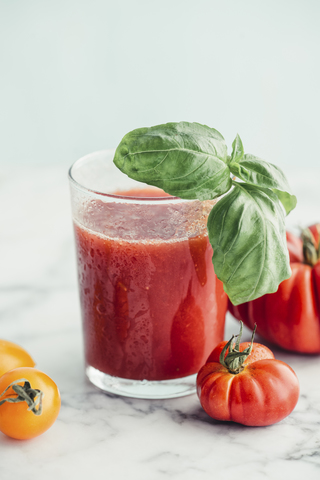 Frischer Tomatensaft mit Basilikum, lizenzfreies Stockfoto