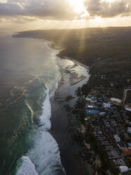 Indonesien, Bali, Luftaufnahme des Uluwatu-Strandes - KNTF01754