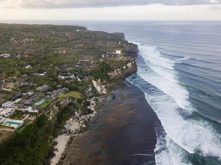 Indonesien, Bali, Luftaufnahme des Uluwatu-Strandes - KNTF01755