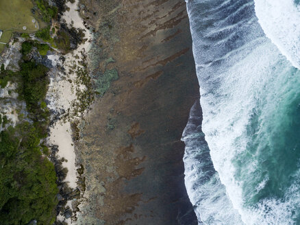 Indonesien, Bali, Luftaufnahme des Uluwatu-Strandes - KNTF01756