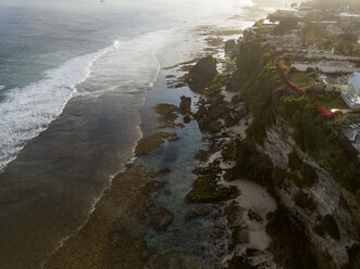 Indonesien, Bali, Luftaufnahme des Uluwatu-Strandes - KNTF01760