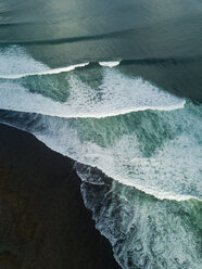 Indonesien, Bali, Luftaufnahme des Uluwatu-Strandes, brechende Wellen - KNTF01762