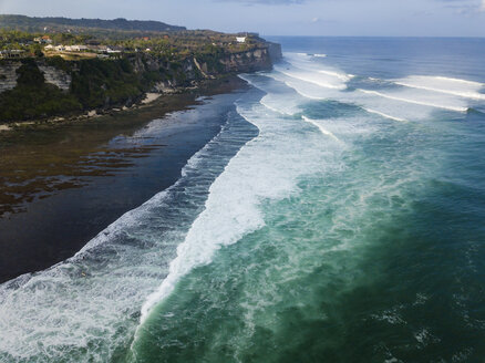 Indonesien, Bali, Luftaufnahme des Uluwatu-Strandes - KNTF01763