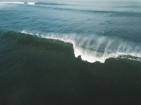 Indonesien, Bali, Luftaufnahme von Surfern, große Welle, lizenzfreies Stockfoto