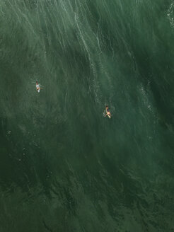 Indonesien, Bali, Luftaufnahme eines Surfers - KNTF01767