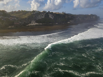 Indonesien, Bali, Luftaufnahme des Uluwatu-Strandes - KNTF01768