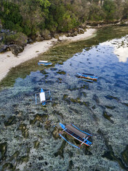 Indonesien, Bali, Padang, Luftaufnahme von Thomas Strand, Banca Boote - KNTF01772