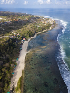 Indonesien, Bali, Padang, Luftaufnahme von Thomas Beach - KNTF01782