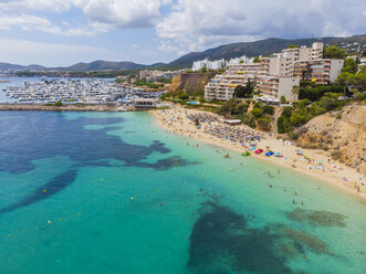 Spanien, Balearische Inseln, Mallorca, Luftaufnahme von Portals Nous, Strand Platja de S'Oratori - AMF05934