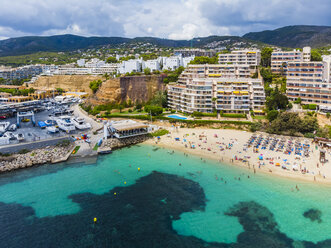 Spanien, Balearische Inseln, Mallorca, Luftaufnahme von Portals Nous, Strand Platja de S'Oratori und Illa d'en Sales - AMF05939