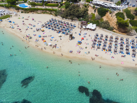 Spanien, Balearische Inseln, Mallorca, Luftaufnahme von Portals Nous, Strand Platja de S'Oratori, lizenzfreies Stockfoto