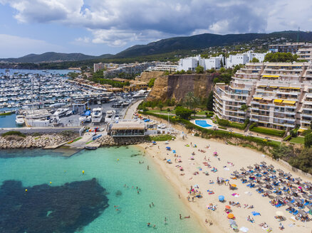 Spanien, Balearische Inseln, Mallorca, Luftaufnahme von Portals Nous, Strand Platja de S'Oratori - AMF05942