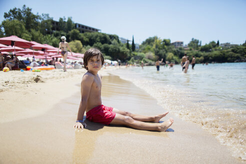 Porträt eines am Strand sitzenden Jungen - AZOF00050