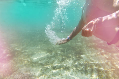 Junge schwimmt im Meer, lizenzfreies Stockfoto