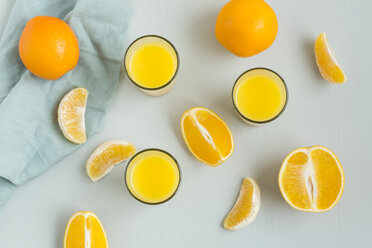 Glasses of freshly squeezed orange juice and orange slices - JUNF01263