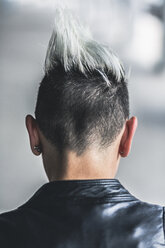 Rückansicht einer Punk-Frau mit Irokesen-Haarschnitt - GIOF04410