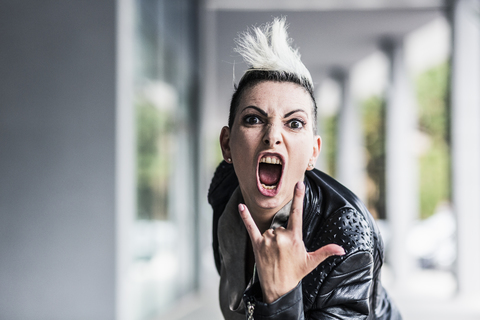 Porträt einer schreienden Punkerin in einer Spielhalle, lizenzfreies Stockfoto