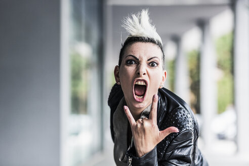 Portrait of screaming punk woman at an arcade - GIOF04417