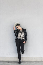 Punk woman leaning against a wall - GIOF04420